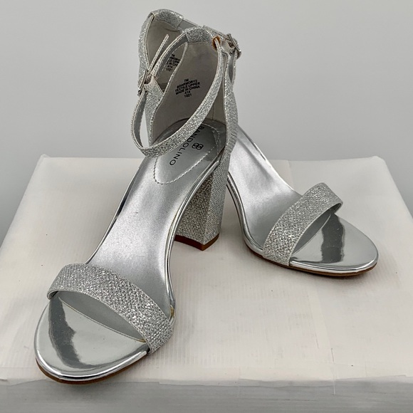NWT Bandolino Women’s Armory Ankle Strap Silver Sandals Shoes - Picture 2 of 9